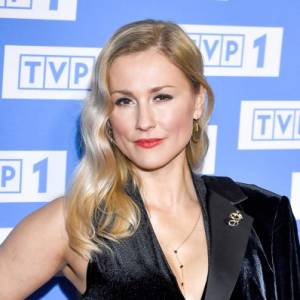 Sylwia Juszczak zniewala! Czerwona sukienka podkreśla wdzięki aktorki [FOTO]
