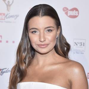 Julia Wieniawa kusi głębokim dekoltem. Tak zapowiada nowy projekt! [ZDJĘCIA]