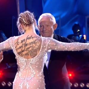 Wzruszający walc Leszka Millera z kontuzjowaną wnuczką. Grabowski: "Nie tylko taniec tę parę połączył. Dziadek zaczął dość słabo, ale za to jak skończył"