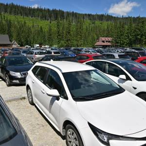  Pobili obsługę, bo nie było wolnego miejsca. Skandaliczne zachowanie turystów na parkingu przy szlaku na Morskie Oko