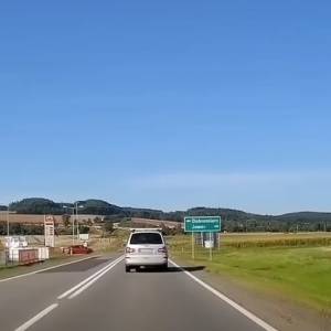 Absurdalne zachowanie kierowcy doprowadziło do wypadku! Wszystko nagrała kamera [WIDEO]