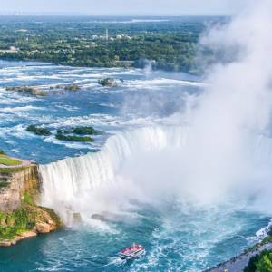 Niagara w polskich barwach narodowych. Niezwykłe relacje trafiły do sieci [WIDEO]