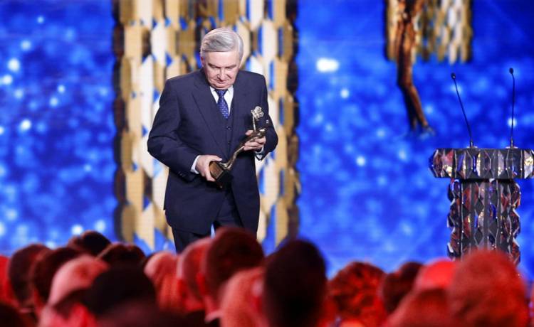 "Jeden z dziesięciu". Tadeusz Sznuk zastąpiony innym prowadzącym? "Taka tajemnica długo się nie utrzyma"