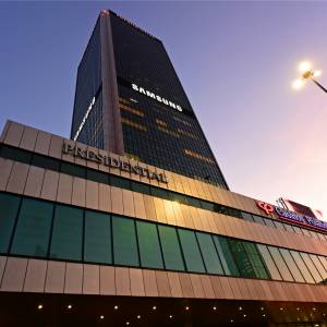 Chwile grozy w Warszawie. Francuz wspiął się na 140-metrowy budynek bez zabezpieczeń