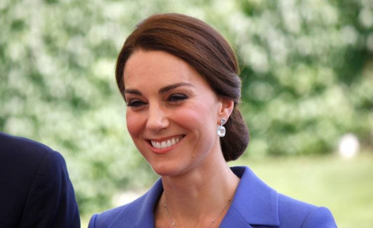 Kate Middleton w mundurze. Księżna podczas wizyty w koszarach odbyła przejażdżkę opancerzonym pojazdem