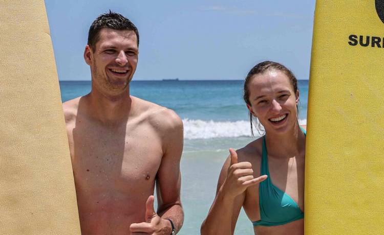 Świątek i Hurkacz surfują razem na plaży. Fotoreporterzy uwiecznili wspólny trening [ZDJĘCIA]