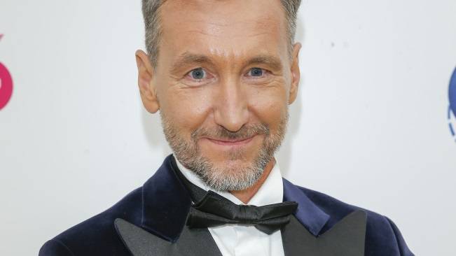 Piotr Kraśko upadł przed kamerą. Tak skomentował swoją "wpadkę"! [WIDEO]