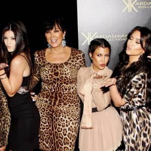 Siostry Kardashian na zdjęciu sprzed lat! W takim wydaniu ich nie znamy. Bardzo się zmieniły?