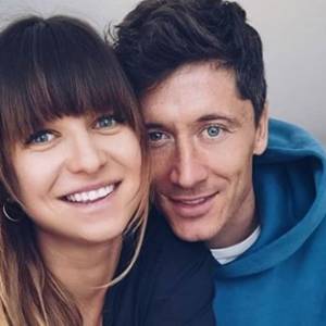 Anna i Robert Lewandowscy na spacerze z córkami. Stylizacje pary przyciągają wzrok