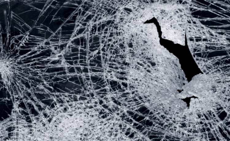 O krok od tragedii. Bryła lodu spadła na przednią szybę jadącego auta. Kierowca z ciężkimi obrażeniami