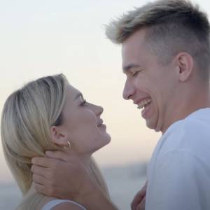 Friz czule całuje się z narzeczoną. Bedoes pyta: "A kiedy z żoną?" [FOTO]