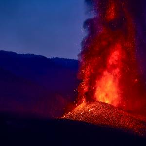 Nieprawdopodobne! Rzeka lawy spływa z Etny! Zobacz nagranie!