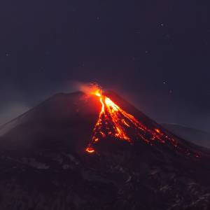 Spektakularna erupcja Etny. Widowiskowe ujęcia wulkanu podbijają sieć