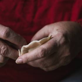 Oto sprawdzony przepis na miękkie ciasto na pierogi. O jednym musisz pamiętać!