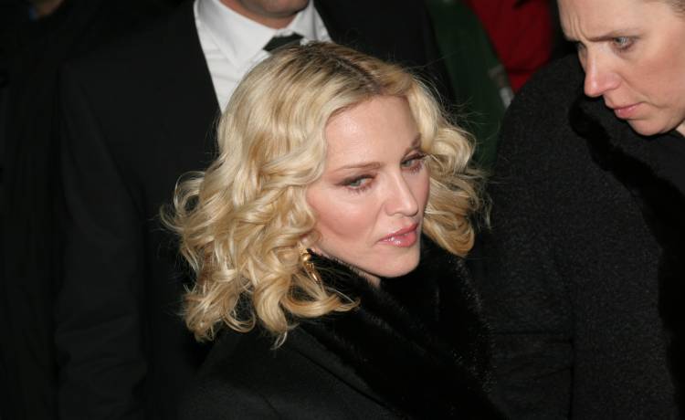 Madonna założyła oryginalny biustonosz i opowiedziała o traumie z dzieciństwa. "Popłakałam się, czytając ten wpis" [FOTO]