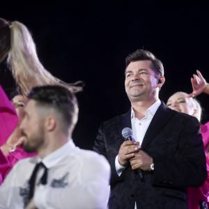 Zenek Martyniuk z wnuczką na scenie! „Ona podpatruje wszystko”