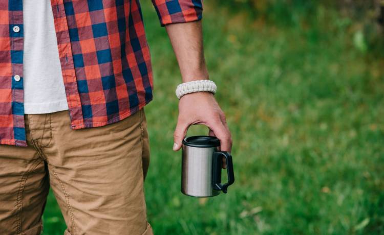 Kubek Stanley w podróży – dlaczego jest niezastąpionym towarzyszem?