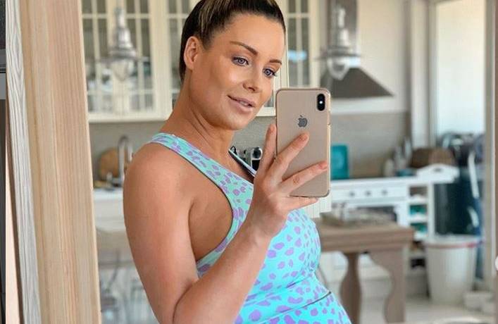 Małgorzata Rozenek-Majdan retuszuje zdjęcia? "Aż się nogi od krzesła wykrzywiły" - zauważył internauta