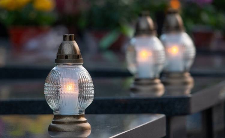 Czy w Zaduszki trzeba iść na cmentarz? Zdjęcie ilustracyjne/Shutterstock