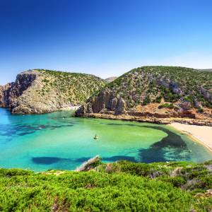 Władze Sardynii wprowadzają bilety dla plażowiczów i możliwość tylko dwóch godzin opalania!