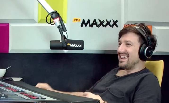 Wstawaj, nie udawaj w RMF MAXXX: BUDZILLA w salonie sukien ślubnych                                                     