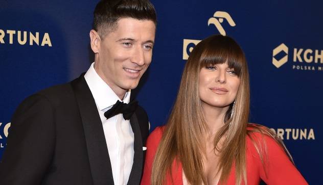 Czułe powitanie Anny i Roberta Lewandowskich. Słodki pocałunek zakochanych zatrzymany w kadrze