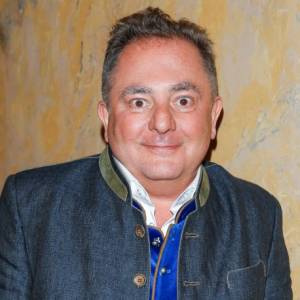 Robert Makłowicz pokazał, jak powinien wyglądać dystans do siebie. Założył bluzkę "Ależ on żre koperek