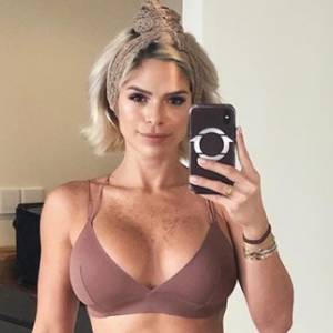 Piękna modelka zaatakowana na plaży przez... stado świń. Rajskie Bahamy nie są tak bezpieczne? [WIDEO]