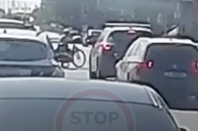 Przeprowadzali rowery przez ruchliwą trasę. Niewiele brakowało do tragedii [WIDEO]