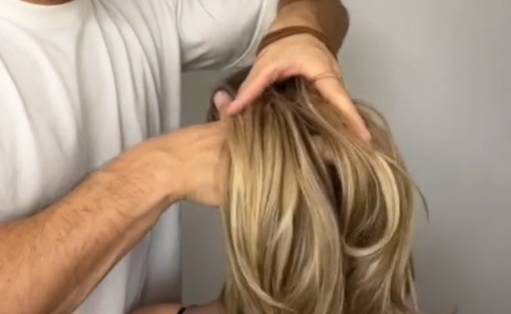 Dwie gumki i szczotka. TikTokowy trend na zwiększenie objętości włosów [WIDEO]