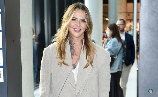 Maja Sablewska intymnie. Stylistka pozuje niemal nago w pościeli