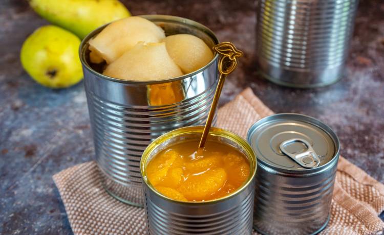 Brzoskwinie w syropie – słodka pułapka w twojej spiżarni! Ekspertka ostrzega przed nadmiarem cukru, fot. Shutterstock