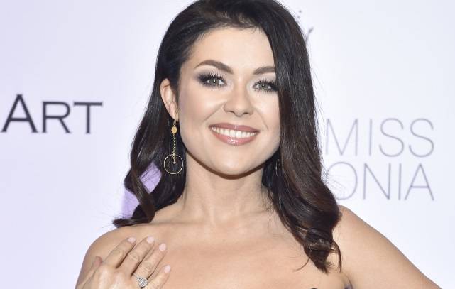 Wielkanocne szaleństwo Katarzyny Cichopek. Kadry w strojach kąpielowych zapierają dech! "Stylizacja plażowa rewelacyjna" [ZDJĘCIA]