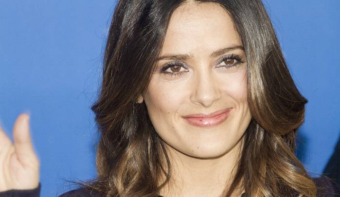 Salma Hayek  pręży się w wodzie. Kadry w bikini trafiły do sieci. Co za figura!