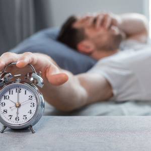 O której godzinie najlepiej się kłaść spać? Czy taka pora w ogóle istnieje