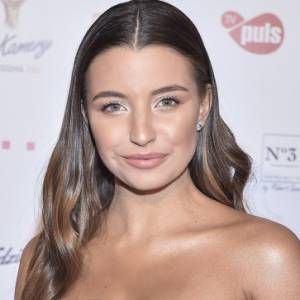 Julia Wieniawa odsłoniła dekolt. Aktorka pokazała się w zaskakującym wydaniu! "Turbo kobiece zdjęcie"            