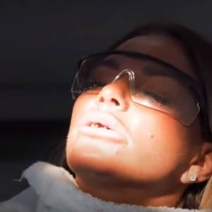 Zrobiła sobie licówki w Turcji. Teraz regularnie musi łapać wypadające zęby [WIDEO]