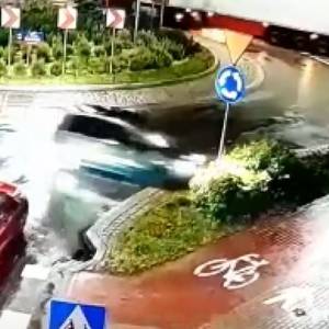 Rondo pokonało kompletnie pijanego kierowcę. Mężczyzna nie trafił w żaden zjazd. Rozbił auto na billboardzie! [WIDEO]