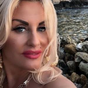 Dagmara Kaźmierska z "Królowych życia" tuli się do tajemniczego mężczyzny. Najnowsze zdjęcie celebrytki zaintrygowało fanów 