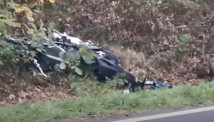Stracił nogę i zmarł. Motocyklista ofiarą zderzenia z samochodem osobowym [WIDEO]