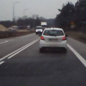 Policja poszukuje kierowcy, który niemal doprowadził do tragicznego wypadku [WIDEO]