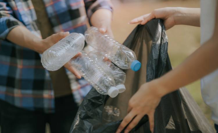 Czy musisz zrywać etykiety z butelek? Odpowiedź zaskakuje!, fot. Shutterstock