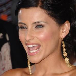 Sukienka Nelly Furtado w zasadzie nie miała tyłu. Za zbyt nachalną nagość na piosenkarkę spadły gromy [FOTO]