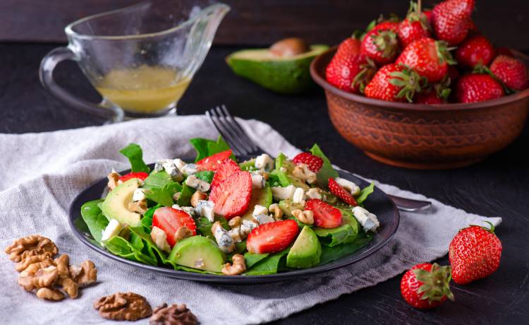 Sałatka z truskawkami i serem pleśniowym. Idealna przekąska na lato! [PRZEPIS]