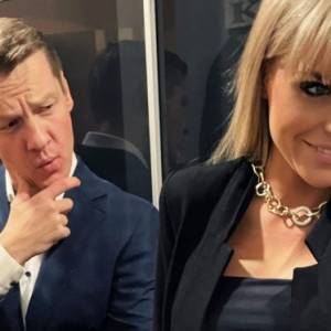 Marcin Mroczek wraz z żoną na zdjęciach z wakacji. Marlena Muranowicz wybrała dopasowany strój kąpielowy 