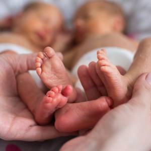 Bliźniaczki związały się z bliźniakami. Zdjęcia ich synów to hit sieci! [GALERIA]