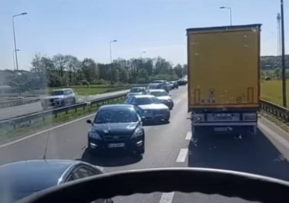 Po wypadku na drodze ekspresowej zaczęli zawracać. Zablokowali przejazd służbom [WIDEO]