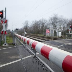 Kierowca autobusu wypełnionego pasażerami zignorował sygnalizację świetlną i zmasakrował szlaban! Nagranie opublikowano ku przestrodze [WIDEO]