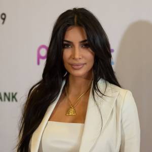 Kim Kardashian w diamentach. Głęboki dekolt celebrytki ozdobił potężny naszyjnik!