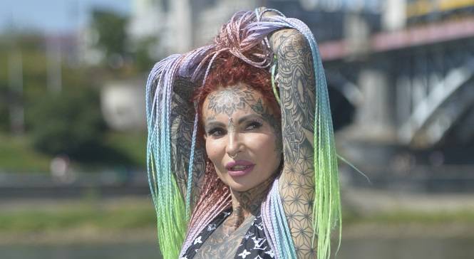 Ada z "Królowych życia" kompletnie nago. Pokazała wszystkie tatuaże. "Jestem cała wytatuowana"